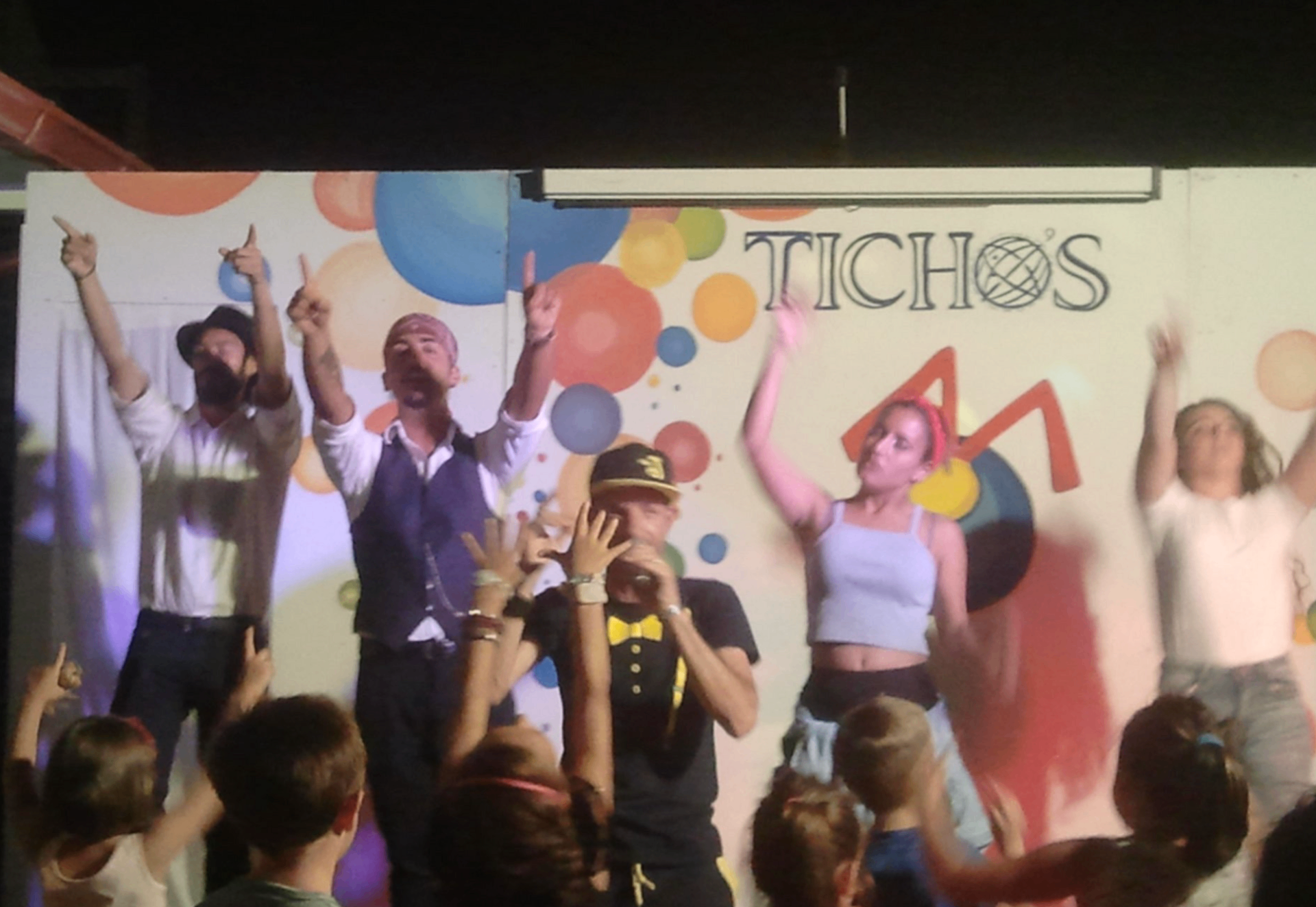 Spettacolo serale dell'animazione con palco e famiglie presenti