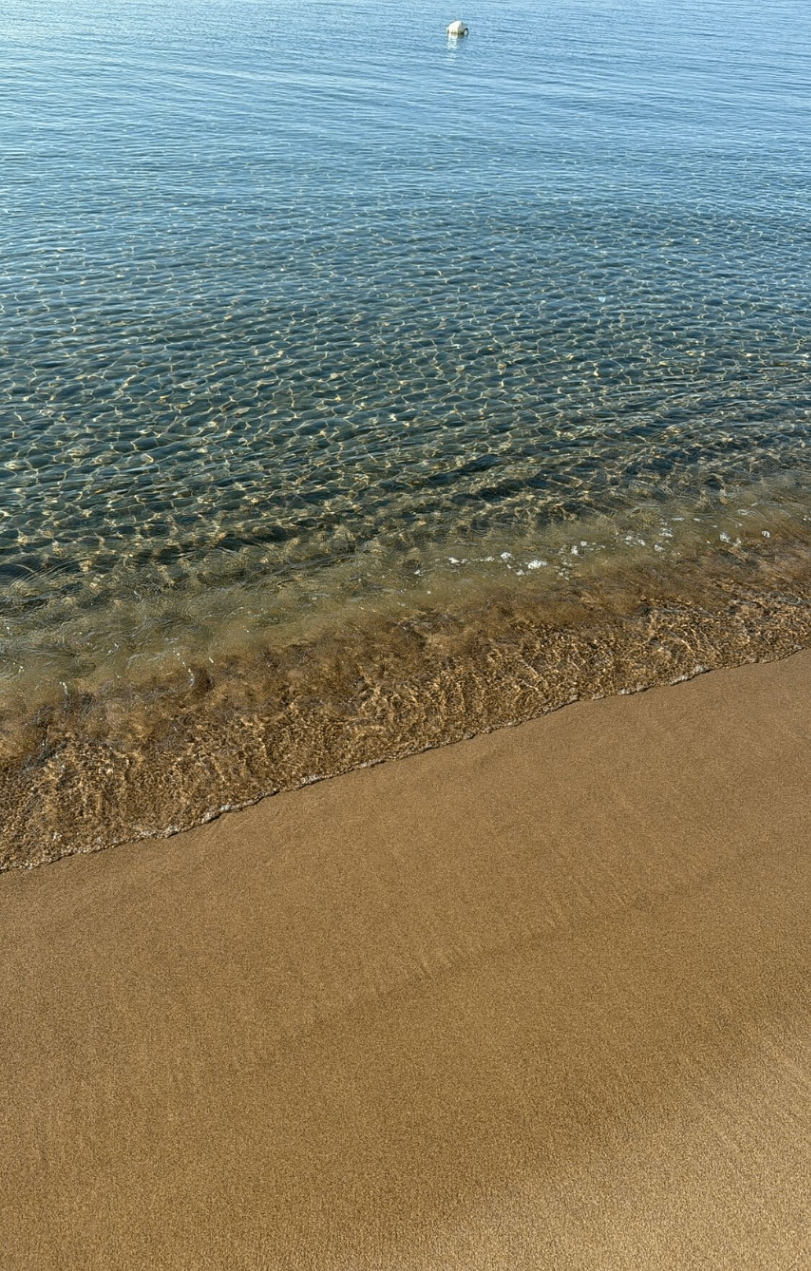 Acqua cristallina e battigia davanti alla spiaggia privata