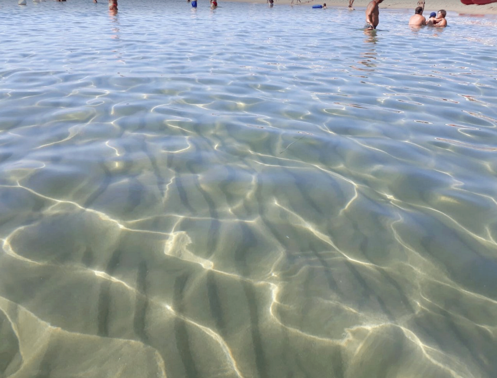 Fondale basso e acqua trasparente ripresi direttamente dal mare