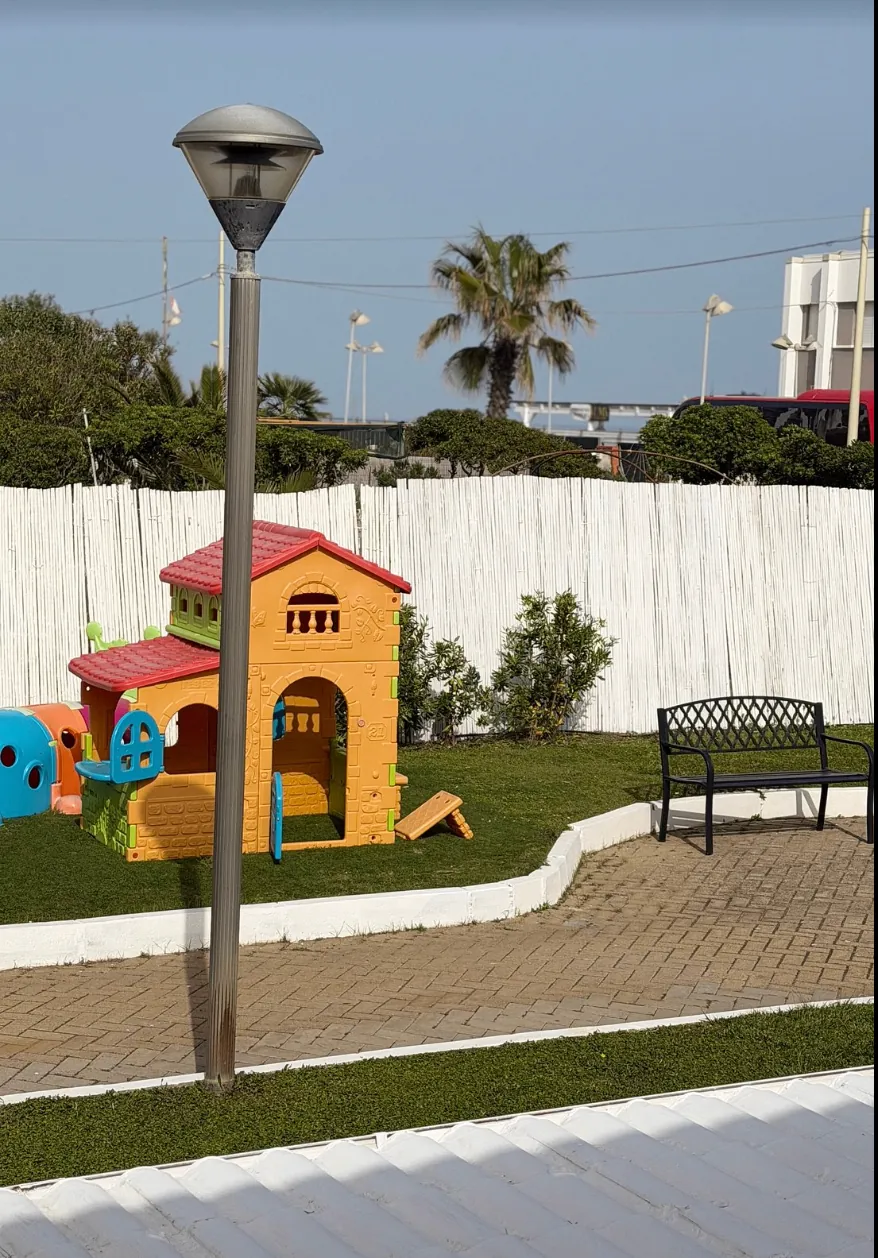 Area giochi per bambini vicino al giardino dell'hotel