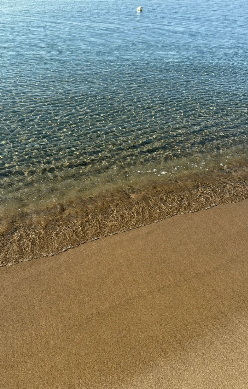 Acqua cristallina e battigia davanti alla spiaggia privata