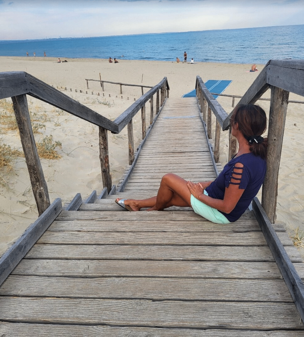 Scalinata in legno che porta direttamente alla spiaggia