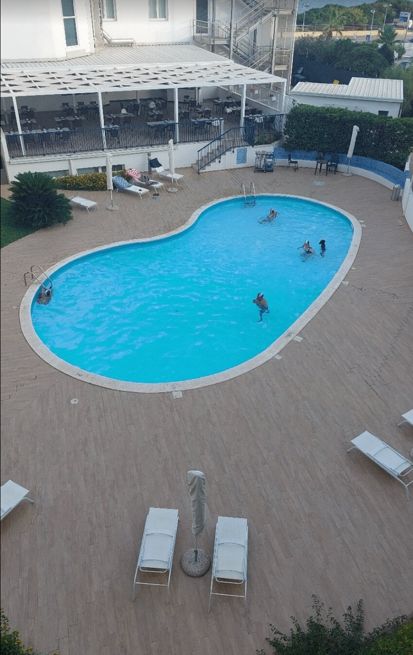 Piscina dell'hotel vista dall'alto durante il giorno