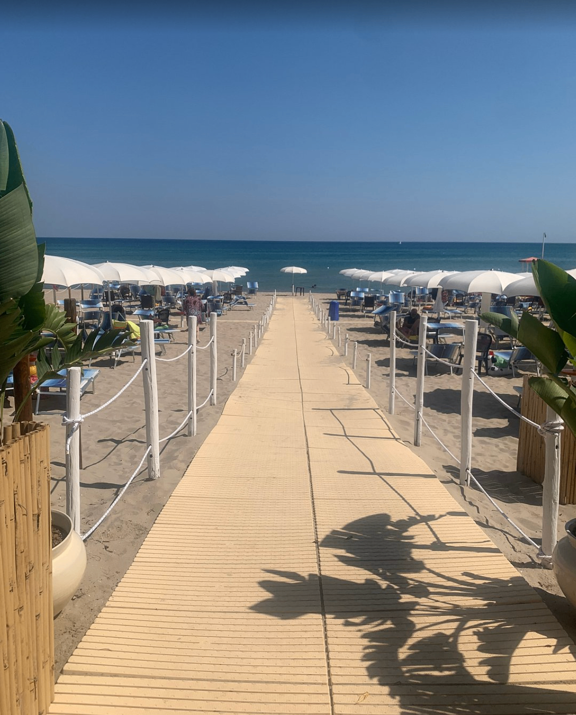 Passerella centrale del lido con ombrelloni vista mare
