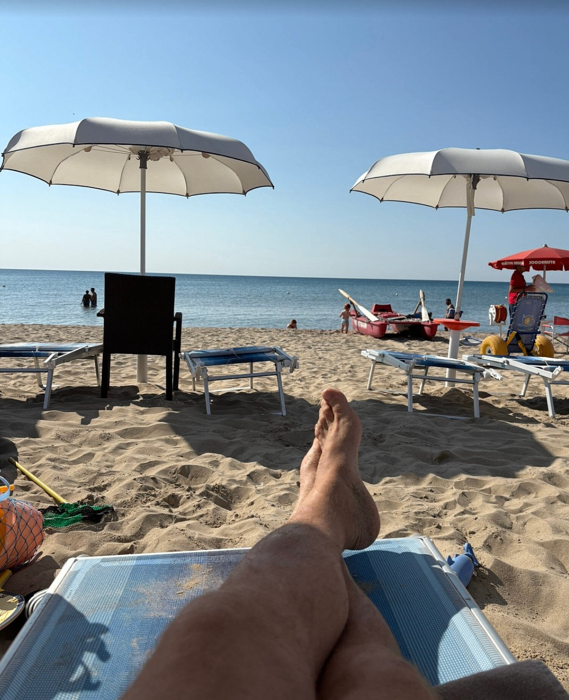 Relax in spiaggia sotto l'ombrellone davanti al mare