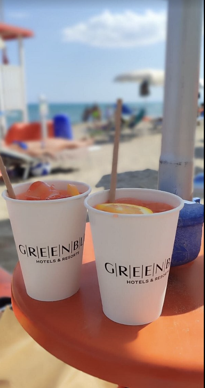 Cocktail gustati in spiaggia durante una giornata al mare