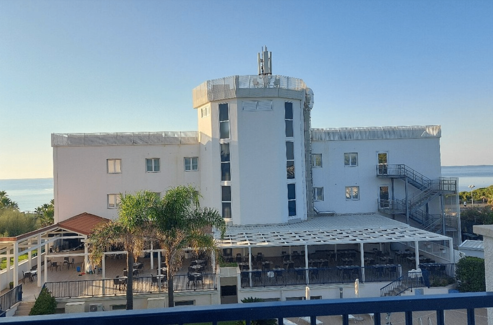 Facciata dell'hotel vista dall'esterno con il mare sullo sfondo