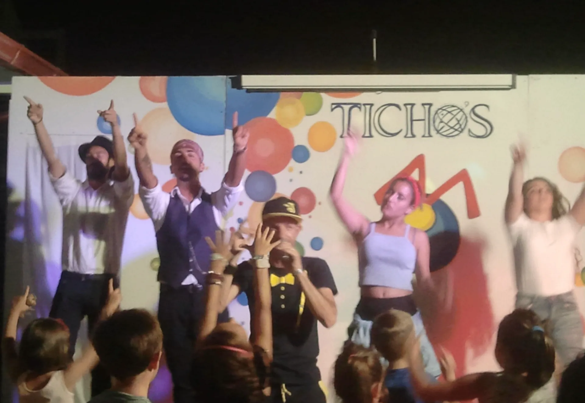 Spettacolo serale dell'animazione con palco e famiglie presenti