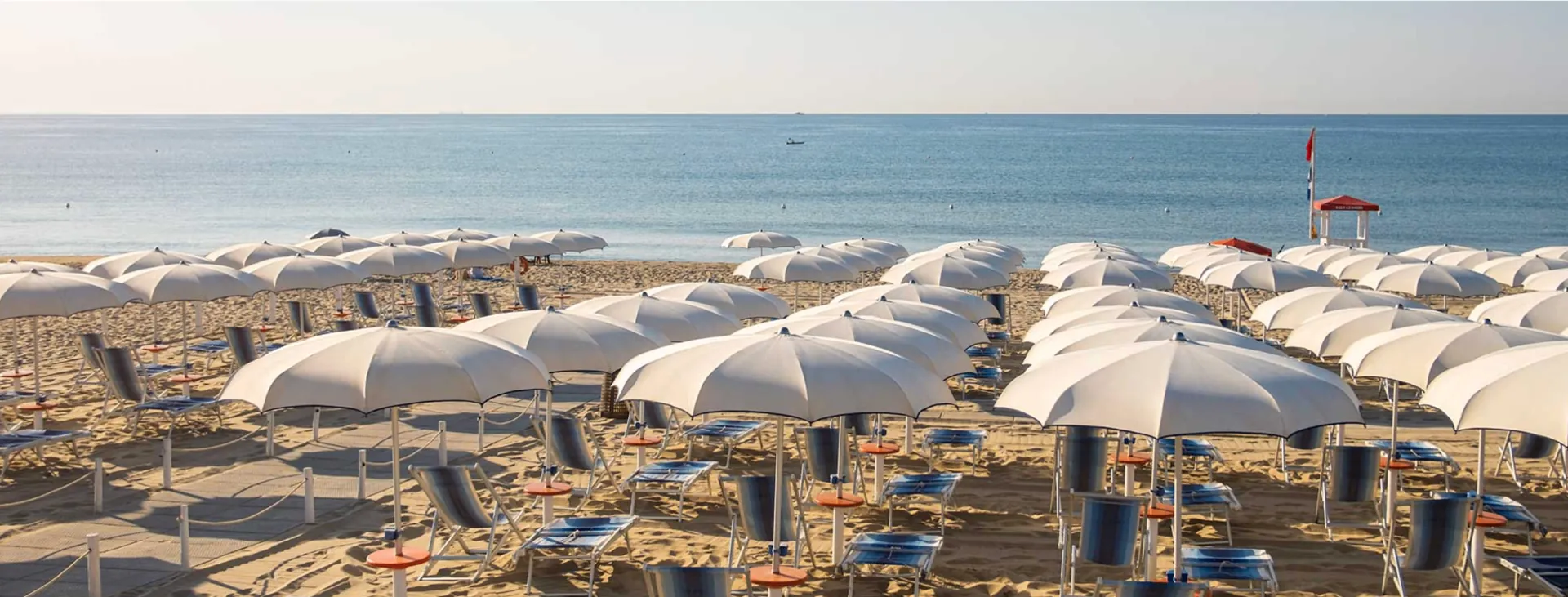 Ticho's Greenblu Hotel — spiaggia con ombrelloni bianchi e mare di Castellaneta Marina