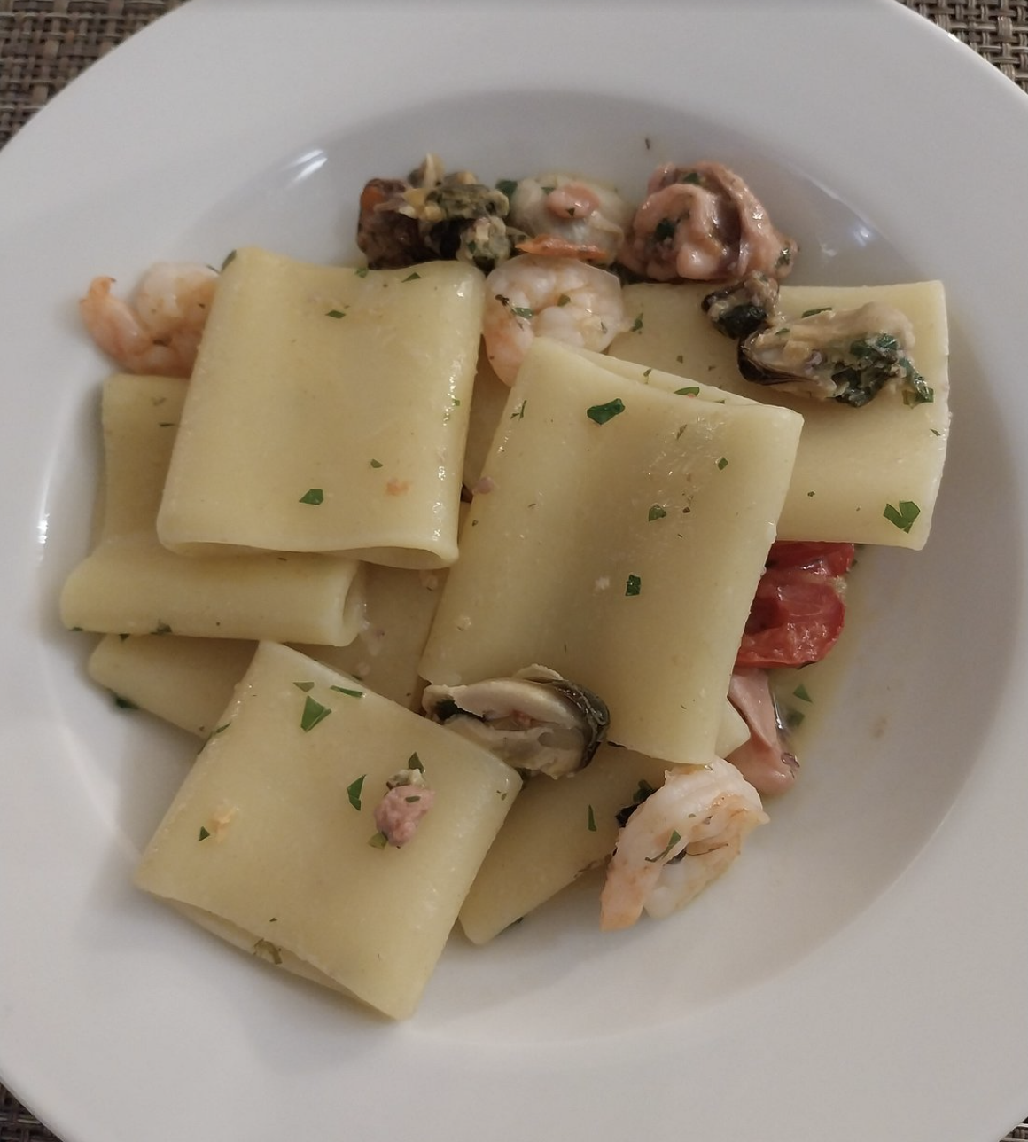 Piatto di paccheri ai frutti di mare servito al ristorante