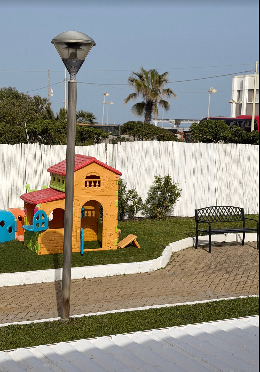 Area giochi per bambini vicino al giardino dell'hotel