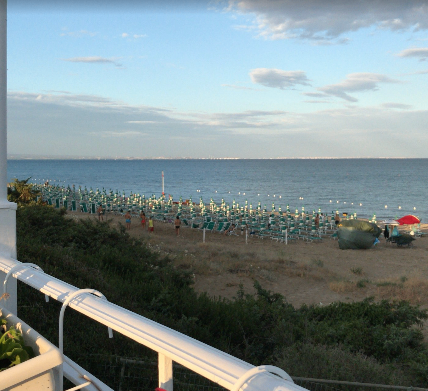 Panorama del lido con file di ombrelloni vista dal terrazzo